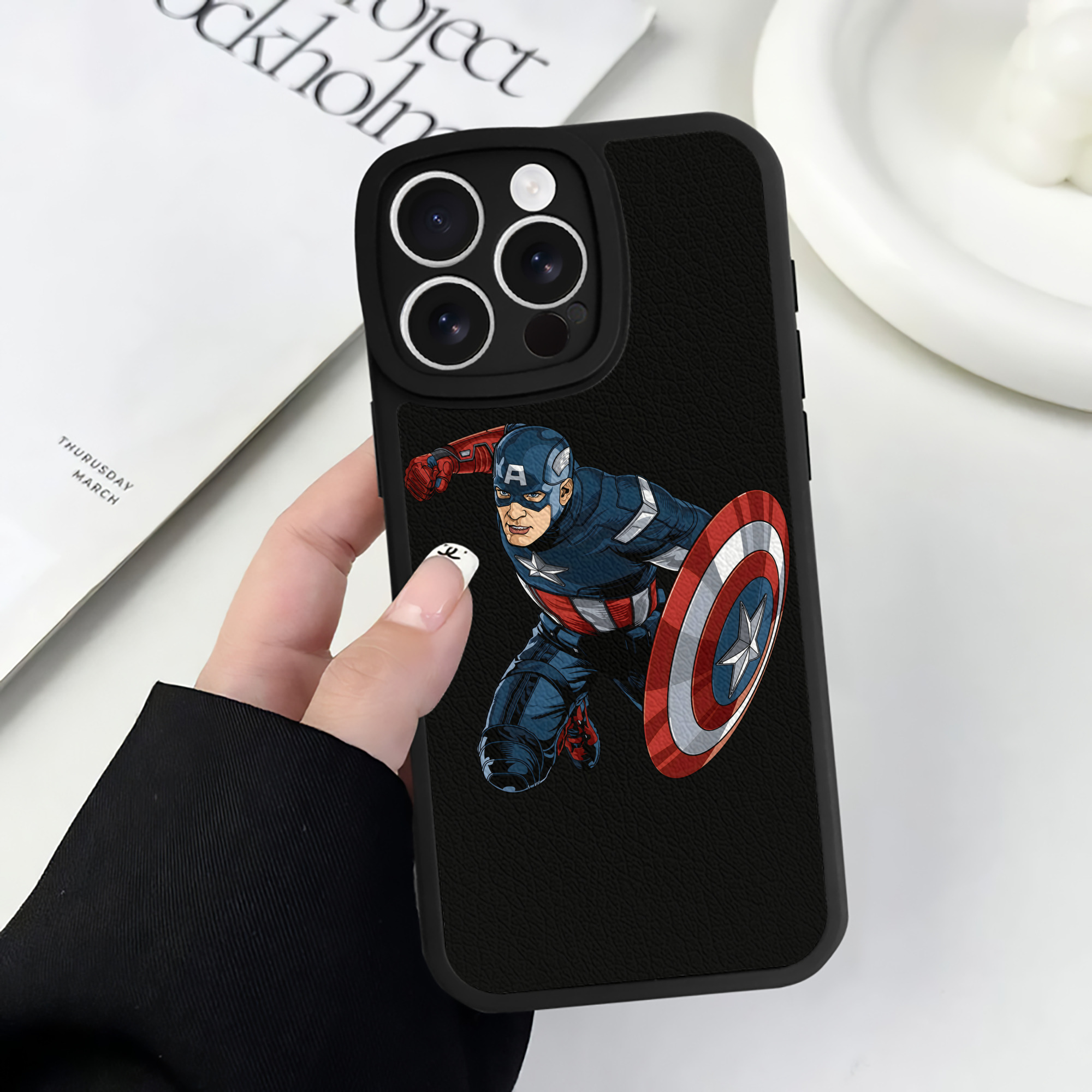 （画像用） アベンジャーズ The Avengers 【iPhone 16シリーズ対応】シリコンスマホケース（レザー調） 材質：シリコン